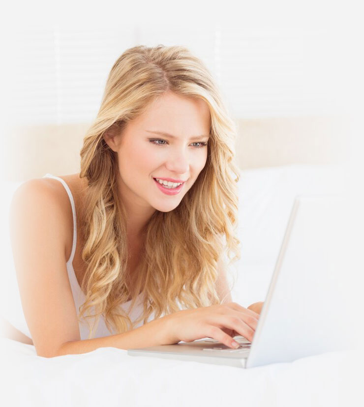девушка с ноутбуком